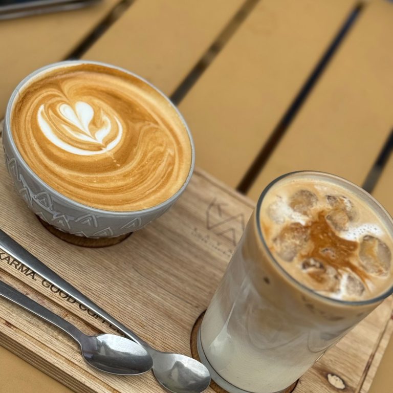 warme und kalte Getränke in Cafés im Chiemgau